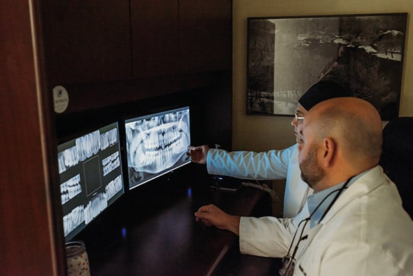 Durham NC Dentistas Dres. Hernandez and Lasanta, examinar las radiografías del paciente dental